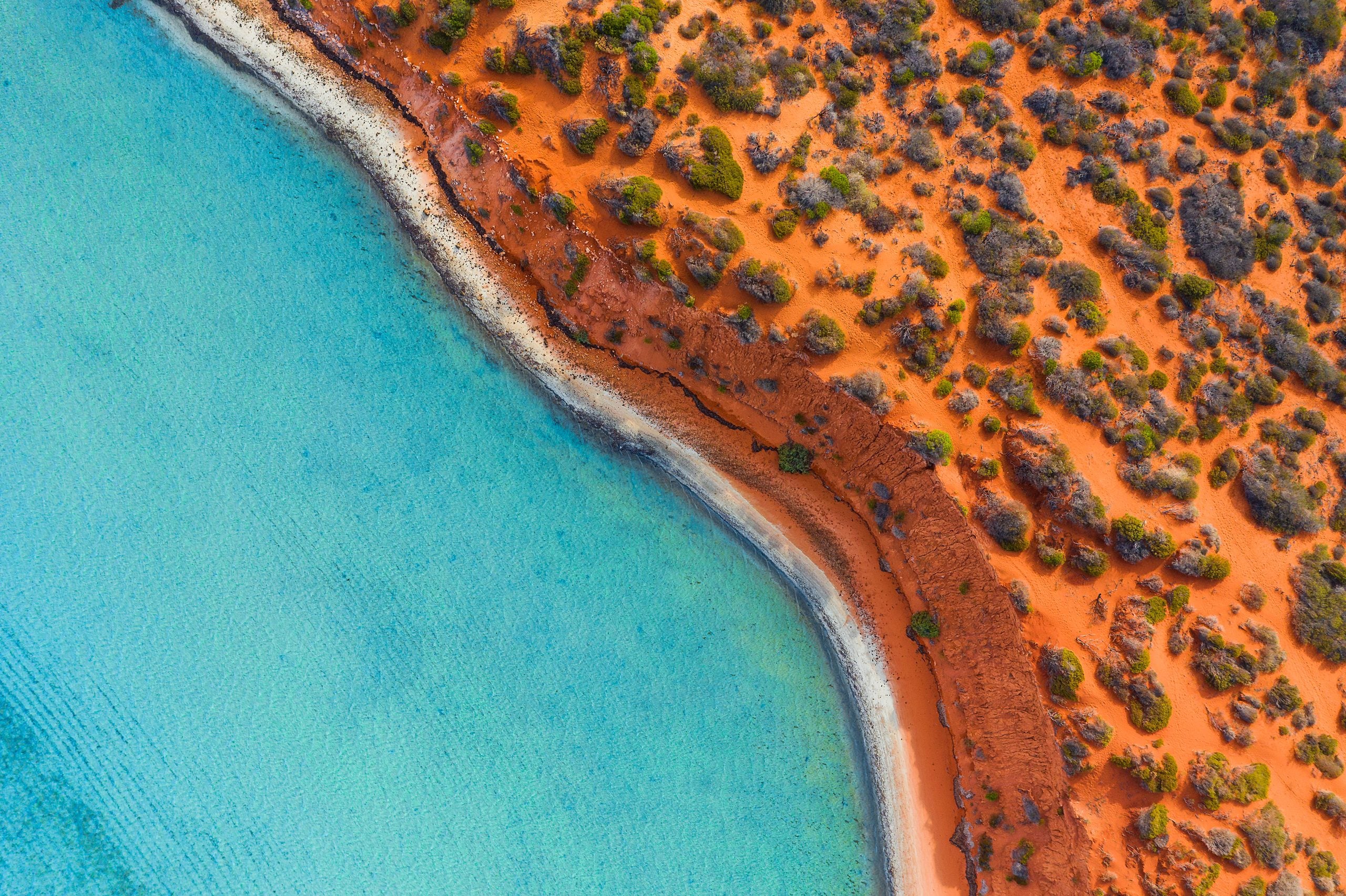 Luftaufnahme der Big Lagoon in Shark Bay, Westaustralien — türkisblaues Wasser trifft auf rote Erde