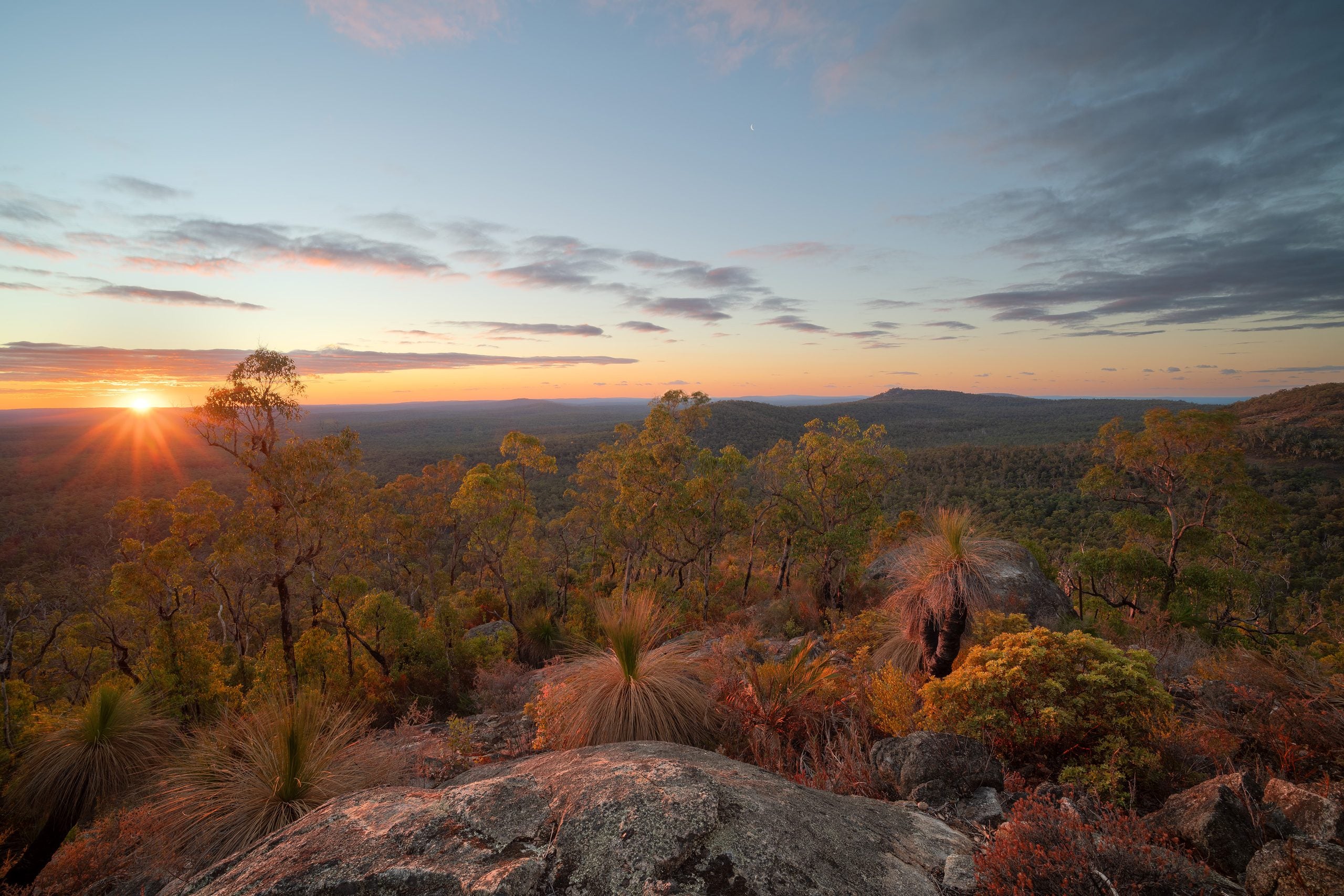 Sonnenuntergang über dem Tal bei Jarrahdale im Jarrah-Wald, Westaustralien