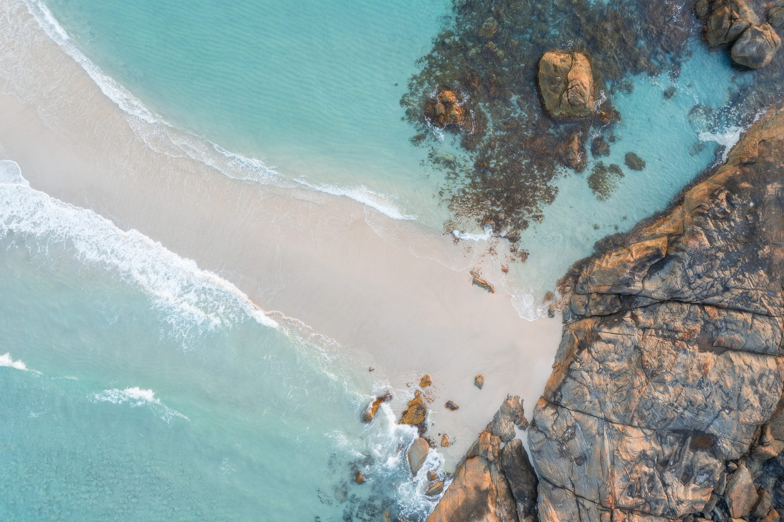 Luftaufnahme von Lights Beach bei Denmark, Westaustralien — Sandbucht zwischen Granitfelsen und türkisem Ozean